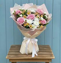 Букет цветов из:  Гвоздики, Орхидеи и Розы в Романовке