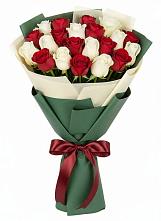 Букет Микс из красных и белых роз в Романовке