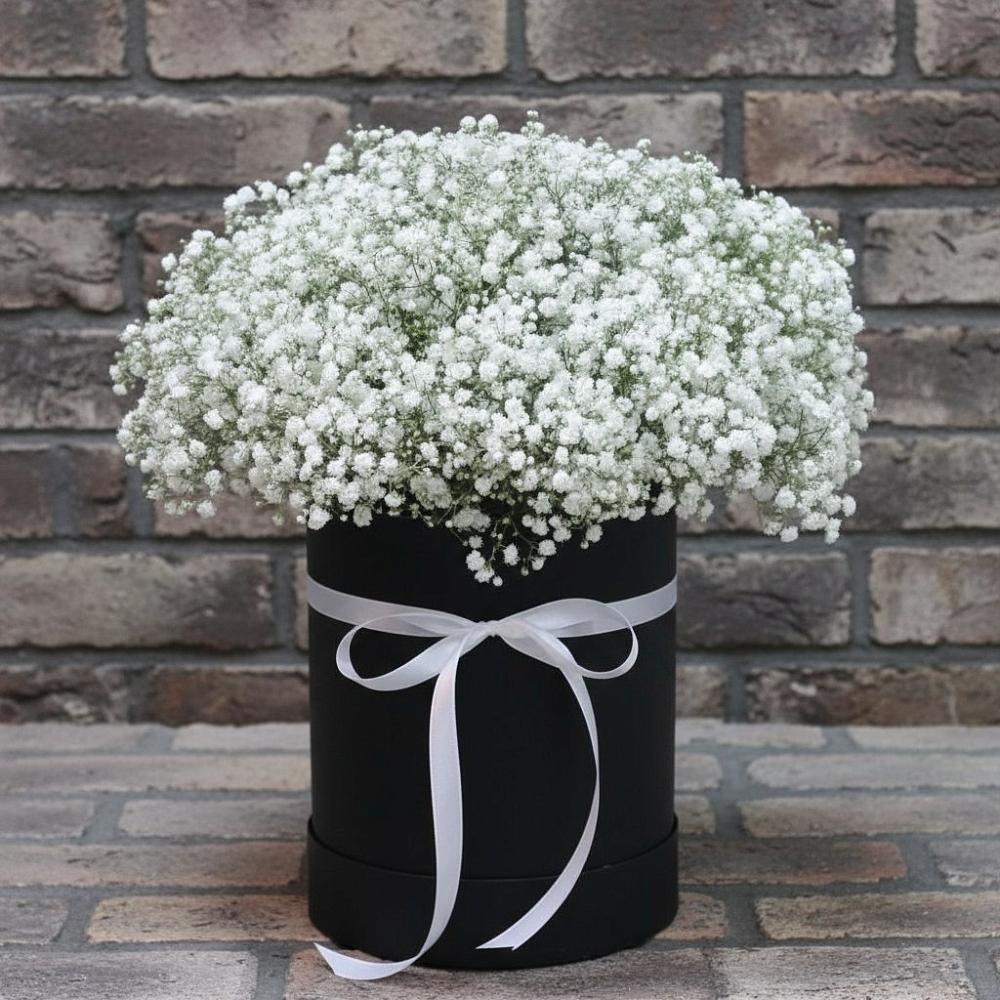 Цветочная композиция из Гипсофила в шляпной коробке в Романовке