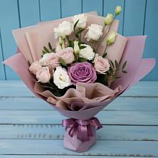 Букет цветов из:  Розы и Лизиантусы в Романовке