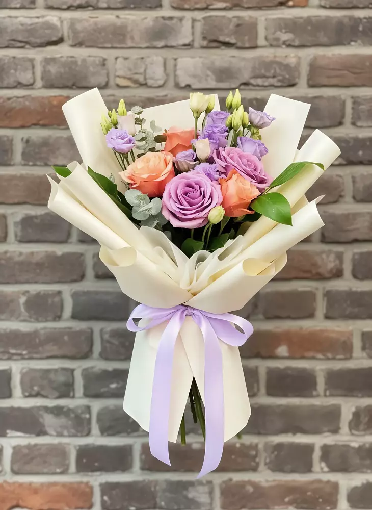 Букет цветов из: Лизиантусы и Розы в Романовке