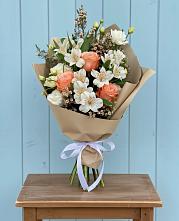 Букет цветов из:  Альстромерии, Лизиантусы, Розы и Хризантемы в Романовке