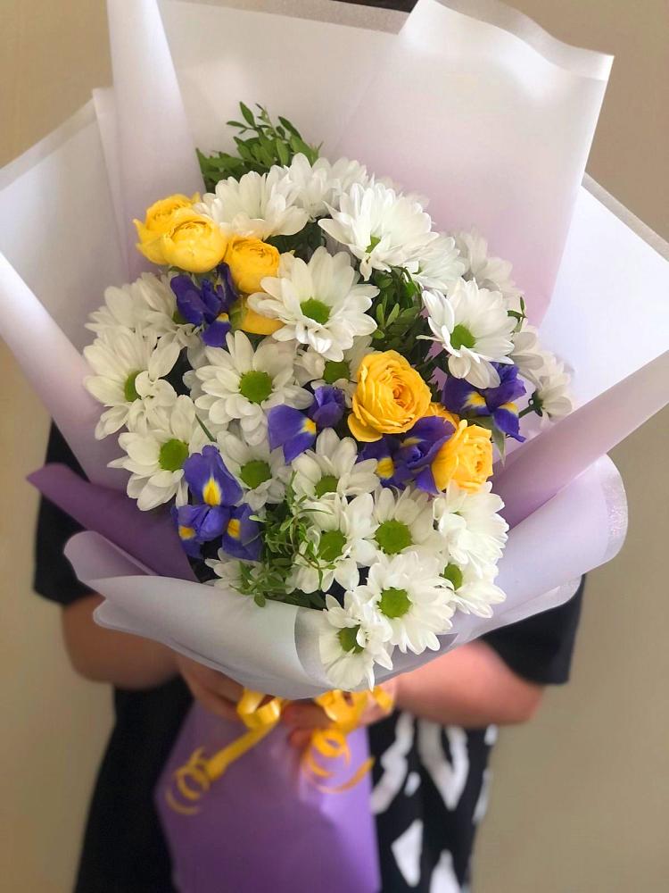 Букет цветов из: Ирисы, Хризантемы и Розы в Романовке