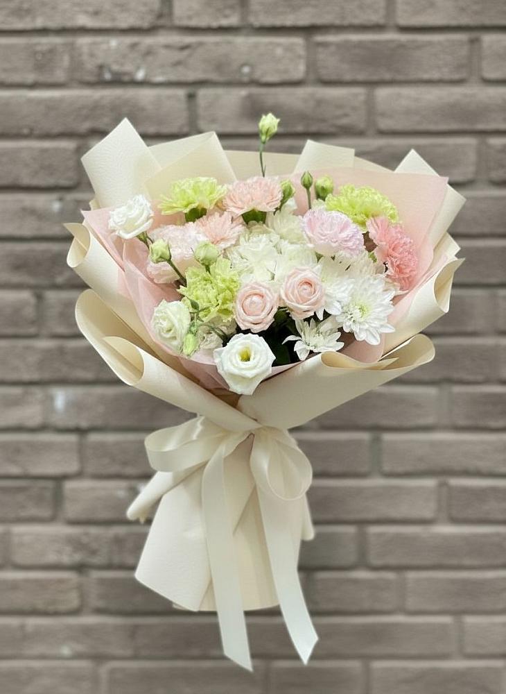 Букет цветов из: Гвоздики, Розы, Лизиантусы и Хризантемы в Романовке