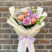 Букет цветов из:  Лизиантусы и Розы в Романовке