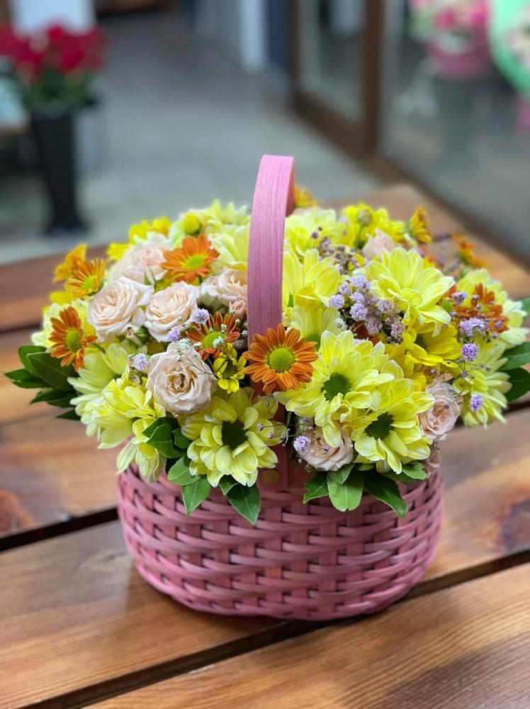 Цветочная композиция из Хризантемы и Розы в корзине в Романовке