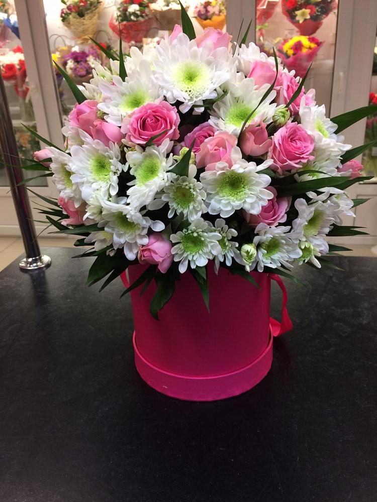 Цветочная композиция из Розы и Хризантемы в шляпной коробке в Романовке