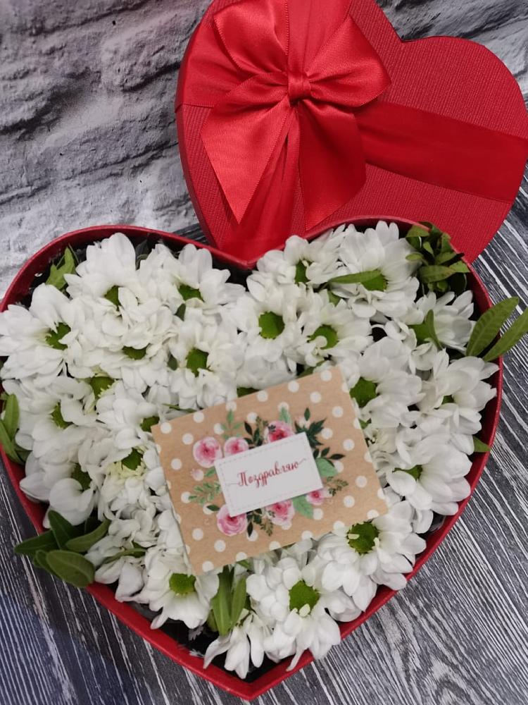 Цветочная композиция из Хризантемы в виде сердца в Романовке