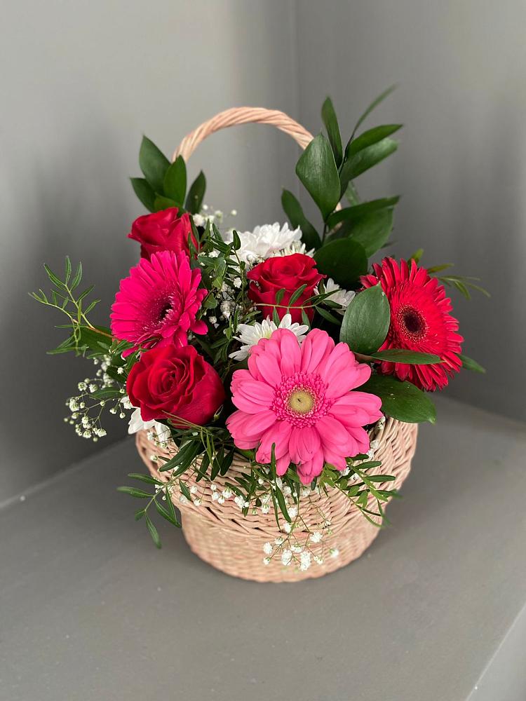 Цветочная композиция из Розы, Хризантемы и Герберы в корзине в Романовке