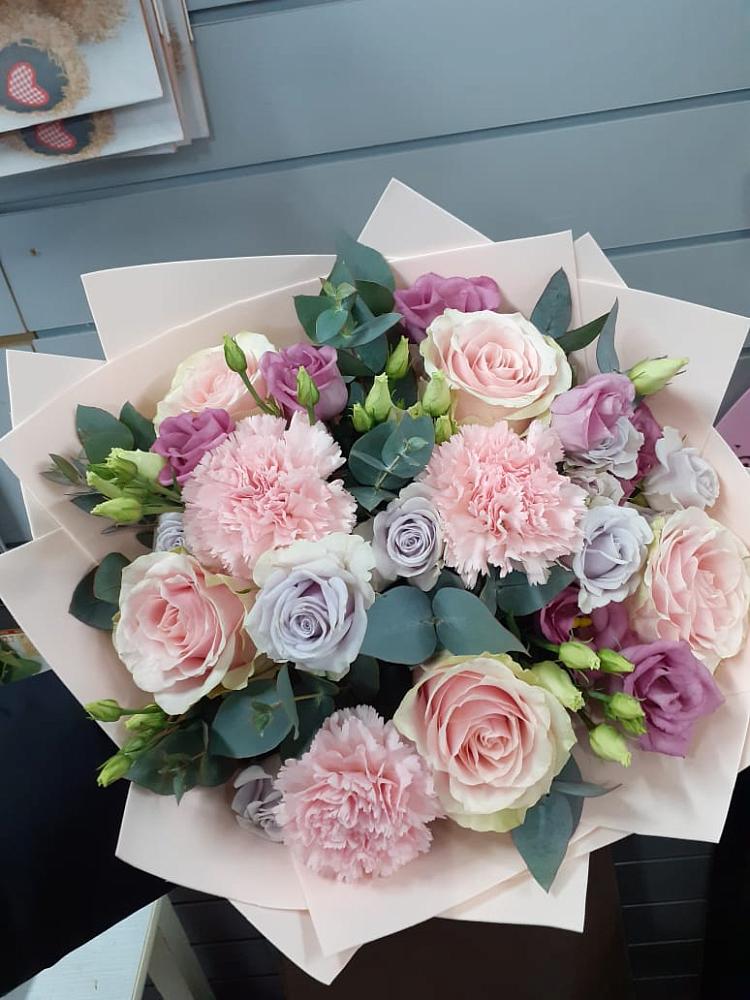 Букет цветов из: Розы, Гвоздики и Лизиантусы в Романовке