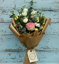 Букет цветов из:  Розы и Лизиантусы в Романовке