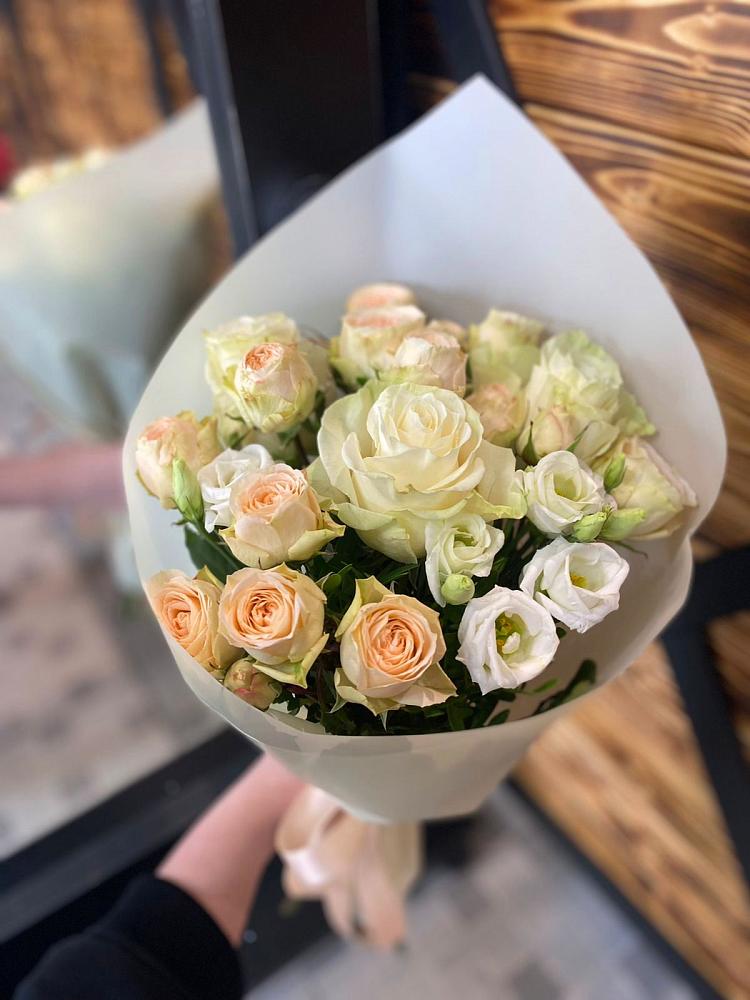 Букет цветов из: Розы и Лизиантусы в Романовке