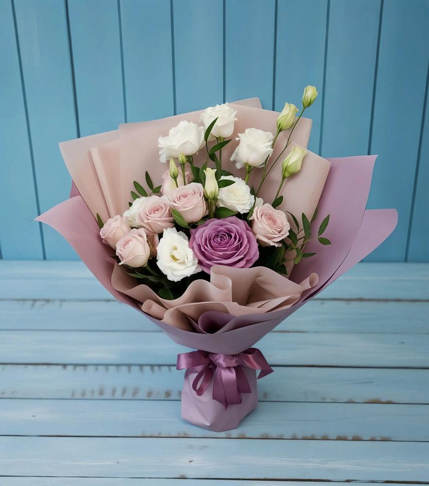 Букет цветов из: Розы и Лизиантусы в Романовке